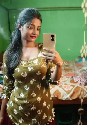 Komal sharma  Low budget without Photo 2 of 3