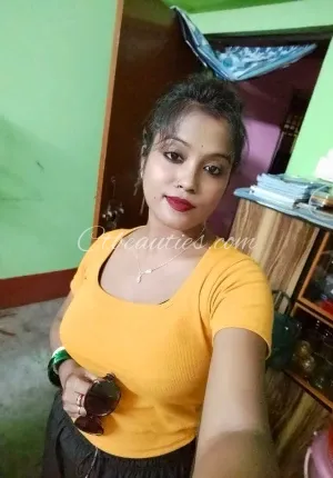 Pooja Singh  LOW BUDGET CALL Photo 1 of 3