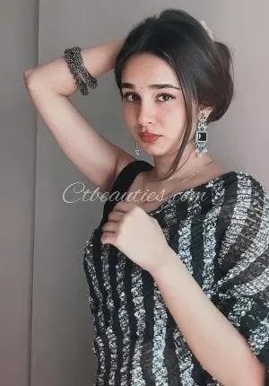 Suhana Khan  GENUINE SERVICE Photo 1 of 3